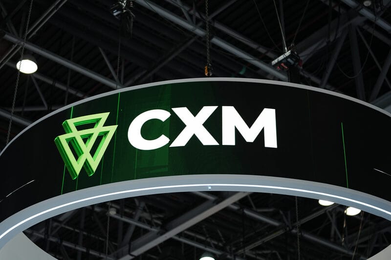 Logo CXM trên phần đầu của gian hàng triển lãm