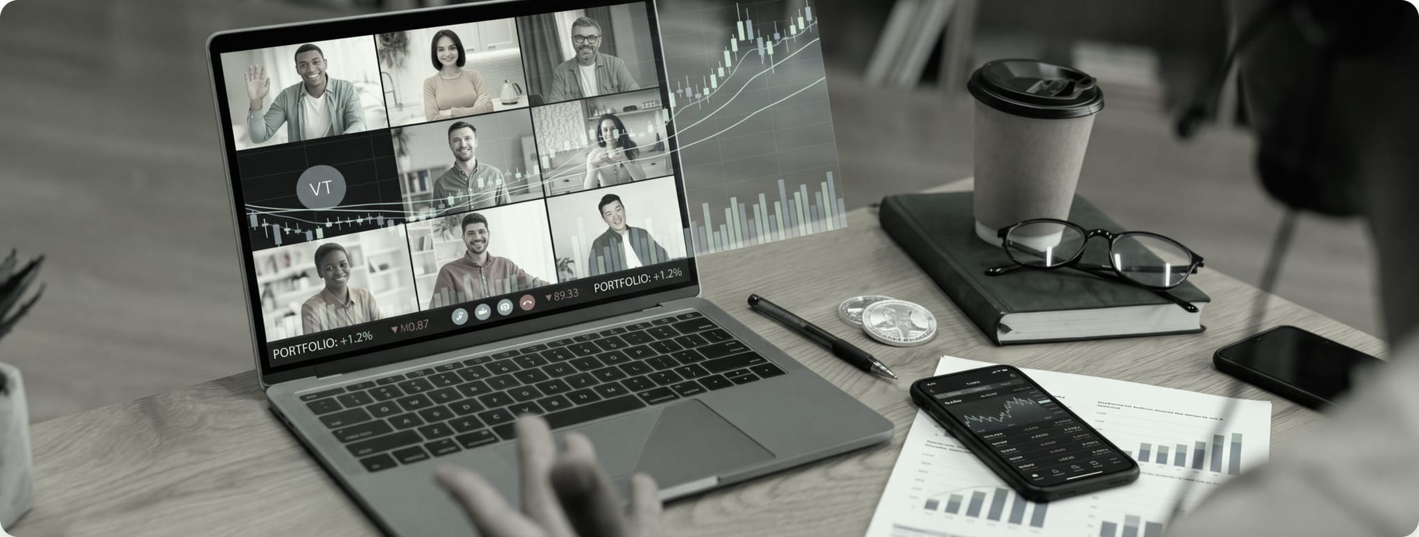 Các nhà giao dịch tham dự một buổi webinar trực tiếp của CXM trên laptop